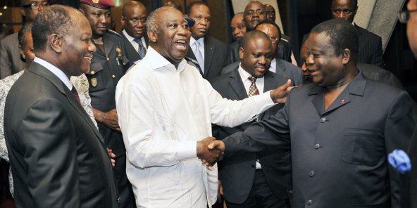 De g. à dr., Alassane Ouattara, Laurent Gbagbo et Henri Konan Bédié, à Abidjan, le 30 juin 2010. Au deuxième rang, Guillaume Soro, alors Premier ministre. © SIA KAMBOU/AFP