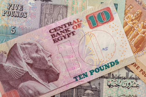 L’Égypte reçoit 8 milliards $ du FMI alors que la Banque centrale augmente ses taux face à la dévaluation