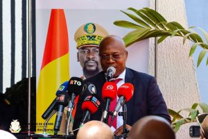 Le ministre guinéen des Transports, Ousmane Gaoual Diallo, a révélé une initiative ambitieuse visant à améliorer le système de transport en commun à Conakry et dans ses environs. Cette volonté sera matérialisée à travers l’acquisition de 100 nouveaux bus.