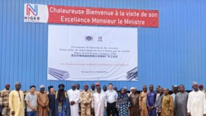 Le Ministre du Commerce et de l’Industrie M. Asman Seydou a présidé, ce jeudi 8 août 2024 en compagnie du Gouverneur de la Région de Tahoua Colonel-Major Oumarou Tawayé, la cérémonie de lancement des travaux de construction d’une usine de fabrication de fer à béton de la Société Niger-Steel Group Company Limited (SASU) dans l’enceinte de l’usine de cimenterie (CMB) de Badaguichiri (Département d’Illéla).