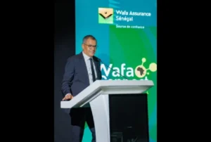 Assurance panafricaine : Succès de la 3e édition du Wafa Connect à Dakar Fort du succès de ses deux premières éditions à Abidjan (Côte-d’Ivoire) et Douala (Cameroun), Wafa Connect a tenu sa troisième édition au Sénégal, marquant un nouveau tournant dans l’histoire de cet événement incontournable de l'assurance panafricaine. Organisé par Wafa Assurance Groupe, la 3e édition de Wafa Connect s’est déroulée à l’hôtel Terrou-Bi de Dakar, le 27 septembre 2024. Sous la direction de Boubker Jaï, Président Directeur général de Wafa Assurance Groupe, cette édition a rassemblé des figures majeures de l’industrie, de la finance et de l’assurance en Afrique. L’objectif était de favoriser les échanges, de partager des idées novatrices et de renforcer les partenariats dans une atmosphère à la fois professionnelle et conviviale. « Choisir Dakar pour cette édition témoigne de notre engagement envers le marché sénégalais, où nous sommes présents depuis 2015 à travers Wafa Assurance Vie Sénégal et Wafa Assurance Non-Vie Sénégal. Nous nous positionnons comme un partenaire privilégié de l’Afrique, soutenant son économie et ses communautés », a souligné M. Boubker Jaï. Les deux filiales, dirigées respectivement par Hassan Chakib et Ibra Kane, proposent une gamme complète de produits d’assurance répondant aux besoins des particuliers et des professionnels au Sénégal. Cette rencontre a attiré plus d’une centaine de participants, parmi lesquels des présidents et directeurs généraux d’entreprises, des banques partenaires et des courtiers d’assurances de renom. L’événement a favorisé le réseautage et l’établissement de liens entre les acteurs clés du secteur, dans une ambiance dynamique. « Cette édition a réuni des leaders influents autour de discussions enrichissantes et d’opportunités nouvelles », s’est rejoui Adil Bouifrouri, Directeur Exécutif Wafa International de Wafa Assurance Groupe. Cette troisième édition de Wafa Connect représente un tournant significatif pour le secteur de l’assurance et de la finance en Afrique, consolidant ainsi la position de Wafa Assurance parmi les leaders du continent. Selon Issam Kasmi, Directeur Exécutif Pilotage et Développement Métiers à l’international, « cet événement témoigne une fois de plus de notre engagement à dynamiser l’économie de notre continent et à renforcer les collaborations régionales. » Wafa Assurance se distingue comme l’une des plus grandes compagnies d’assurance en Afrique, affichant un chiffre d’affaires de 1,272 milliard de dollars en 2023. Présente dans sept pays (Maroc, Côte d’Ivoire, Sénégal, Cameroun, Gabon, Tunisie et Égypte), la compagnie s’engage à offrir des solutions d’assurance innovantes, contribuant ainsi au développement socio-économique des communautés africaines. Wafa Assurance est une filiale du fonds d’investissement Al Mada, l’un des plus importants fonds privés du continent, œuvrant pour le développement économique de l’Afrique.