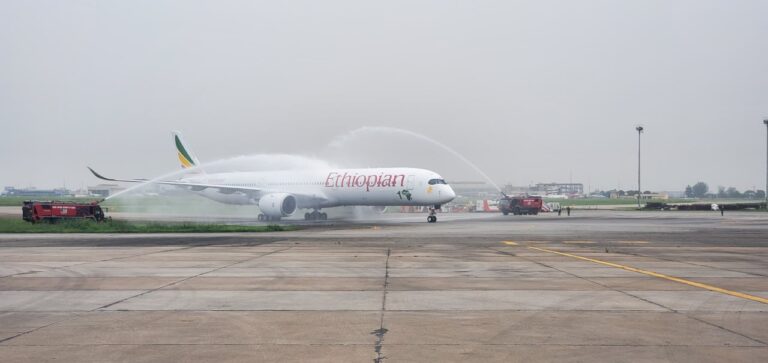 est la plus silencieuse de tous les avions à double couloir du ciel, avec une réduction de l'empreinte sonore de 50 % par rapport aux avions de la génération précédente.