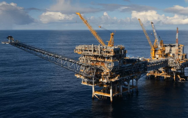 Marchés Les prix du pétrole chutent alors que les traders surveillent la hausse des stocks de brut américains Reuters Publié le 14 mai 2025 Mis à jour il y a environ 2 heures Facebook Gazouillement WhatsApp Commentaires Suivez-nous SINGAPOUR : Les prix du pétrole ont reculé mercredi, les traders anticipant une hausse potentielle des stocks de brut américains, bien que les prix se soient maintenus près de leurs plus hauts niveaux depuis deux semaines dans un contexte d'optimisme après que les États-Unis et la Chine ont convenu de réduire temporairement leurs tarifs réciproques. Les contrats à terme sur le brut Brent ont chuté de 39 cents, soit 0,6%, à 66,24 dollars le baril à 04h00 GMT. Le brut américain West Texas Intermediate (WTI) a perdu 36 cents, soit 0,6 %, à 63,31 dollars. Les deux indices de référence avaient grimpé de plus de 2,5 % lors de la séance précédente. Les deux plus grandes économies ont convenu lundi de suspendre leur guerre commerciale pendant au moins 90 jours, les États-Unis réduisant les droits de douane de 145 % à 30 % et la Chine réduisant les droits de douane sur les importations américaines de 125 % à 10 %. « La pause économique entre les États-Unis et la Chine pourrait avoir créé un récit susceptible de revigorer la demande dans un contexte d'optimisme prudent », a déclaré Priyanka Sachdeva, analyste de marché senior chez Phillip Nova. Toutefois, les attentes d'une augmentation vertigineuse des stocks de pétrole américains ont limité l'optimisme pour le moment, a ajouté Sachdeva. « Ce contraste marqué avec le tirage substantiel de la semaine dernière indique que la demande est toujours confrontée à des défis importants, laissant les observateurs du marché sur le qui-vive et se demandant d'où viendra le prochain rebondissement », a-t-elle déclaré. Les stocks de brut ont augmenté de 4,3 millions de barils au cours de la semaine terminée le 9 mai, ont indiqué des sources du marché, citant les chiffres de l'American Petroleum Institute publiés mardi. Les données officielles hebdomadaires d'inventaire de l'Energy Information Administration des États-Unis sont attendues mercredi à 10h30 HAE (14h30 GMT). Les investisseurs restent attentifs aux signaux de la demande. Les analystes énergétiques de Rystad ont déclaré dans une note que l'accord avait « dissipé un certain pessimisme du côté de la demande », tout en mettant en garde contre tout impact persistant des tarifs malgré les baisses. Le marché suit également de près le voyage du président américain Donald Trump dans le Golfe, qui a débuté mardi par une apparition à un forum d'investissement à Riyad, où il a déclaré que les États-Unis lèveraient les sanctions de longue date contre la Syrie et ont obtenu une promesse d'investissement saoudienne de 600 milliards de dollars. Le pétrole brut grimpe de plus d'un dollar grâce aux réductions tarifaires Mukesh Sahdev, directeur mondial des marchés des matières premières de Rystad Energy, a déclaré que la prévention des flambées des prix du pétrole pendant la saison estivale des voyages serait un élément clé du programme du président lors de ce voyage. Les États-Unis pourraient profiter de la baisse des prix pour acheter davantage de pétrole brut du Moyen-Orient pour leur réserve stratégique de pétrole, a-t-il ajouté. « La grande inconnue pour le marché est de savoir comment les actions américaines liées à l’Iran, à la Russie et au Venezuela entraîneront des perturbations ou des ajouts d’approvisionnement », a déclaré Sahdev. Mardi, les États-Unis ont imposé de nouvelles sanctions à une vingtaine d'entreprises qui, selon eux, aidaient l'état-major des forces armées iraniennes et sa société écran, Sepehr Energy, à envoyer du pétrole iranien en Chine. Ces sanctions font suite à une quatrième série de négociations entre les États-Unis et l'Iran à Oman pour régler les différends concernant le programme nucléaire iranien.
