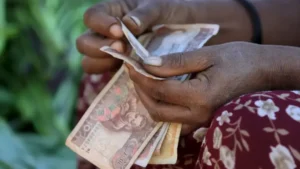 Les start-up égyptiennes ont attiré 228 millions de dollars de financement entre janvier et mai 2025: ministre Maha Salem , Dimanche, 01 juin 2025 En 2024, le gouvernement avait annoncé des allégements fiscaux pour soutenir les start-ups dont le chiffre d’affaires est inférieur à 20 millions de livres égyptiennes. s PartagerFacebookXWhatsAppTelegramLinkedIn Les investissements dans les startup égyptiennes ont atteint 228 millions de dollars entre janvier et mai, ce qui représente une croissance significative du recours au capital-risque et au financement par emprunt, selon un communiqué publié dimanche 1er juin par le Conseil des ministres. Lors des cinq premiers mois de 2025, 16 transactions ont été enregistrées, dont 11 opérations qui totalisent 156 millions de dollars. Cela représente une augmentation de 130% par rapport à la même période en 2024. Les sociétés Nawi et MNT-Hala ont ainsi bénéficié d’un financement par emprunt d’une valeur de 23 millions de dollars et 49 millions de dollars respectivement. MNT-Halan, acteur égyptien de la numérisation des marchés bancaires traditionnels et des marchés en espèces, a été présentée comme la première licorne d'Afrique en 2023. Nawi est, elle, une plateforme dans l’immobilier. Le groupe ministériel pour l’entrepreneuriat, lancé afin de promouvoir les startups et d’améliorer leur environnement, s’emploie à finaliser une nouvelle charte pour organiser le travail au sein de ces entités, et encadrer des initiatives de financement et des facilités afin d’attirer les investissements. Le gouvernement égyptien a pris des mesures importantes l’an passé dans le but de soutenir les startups en présentant des allégements fiscaux pour les entreprises dont le chiffre d’affaires est inférieur à 20 millions de livres égyptiennes. Ces mesures visent aussi à adopter une approche globale et intégrée pour soutenir la jeunesse égyptienne. Le marché des startups égyptiennes a connu une série de fusions et d'acquisitions, notamment le rapprochement entre Dubizzle (VTC) et la plateforme de commerce de voitures en ligne Hatlaqy. Avec 33 % du total des investissements, le secteur technologie appliqué au secteur immobilier est en tête en termes de volume d'investissement en capital-risque. Du point de vu du nombre de transactions, les start-ups financières, avec cinq transactions représentants 32% de la valeur totale des investissements, occupent le devant de la scène.