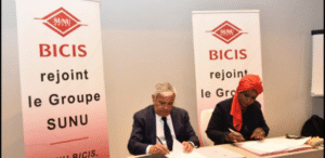 Rachat de la Bicis par le groupe « Sunu » : Ndèye Coumba Aw annonce le rebranding Le logo du groupe « Sunu » qui a racheté la Banque internationale pour le commerce et l'industrie du Sénégal (Bicis) depuis 2023, devrait être, sous peu, visible sur l'ensemble des agences de la banque. Cette banque dont le quart du capital est détenu par l'Etat du Sénégal, a reçu l'autorisation du régulateur, selon sa directrice Ndèye Coumba Aw. Elle a fait la révélation, dimanche dernier à Saint-Louis, en marge du Festival international de jazz dont la banque est « le sponsor leader ». L’annonce du rebranding a été faite, selon Le Soleil, qui rapporte l’information, par la directrice générale de SUNU (anciennement BICIS donc), Ndèye Coumba Aw, en marge du festival de Jazz de Saint-Louis dont la banque est le sponsor leader. Celle-ci compte déjà 32 agences nationales. Elle vise, selon sa directrice, à renforcer sa «présence en allant au Sud et à l’Est du pays avec des agences digitales, des Guichets automatiques de banque (GAB) et des coffres-forts intelligents chez le client d’ici à la fin de l’année». Commission européenne : Des compagnies aériennes africaines sur liste noire Les compagnies aériennes de Tanzanie, du Soudan et de la République démocratique du Congo (RDC) et celles de 17 autres États, ont été mises sur liste noire par la Commission européenne pour des raisons de sécurité. Air Tanzania a rejoint vers la fin de l’année dernière la liste des autres transporteurs africains comme Air Zimbabwe, Congo Airways (RDC), Eritrean Airlines, Air Libya et Sudan Airways interdits par l’Union européenne de voler dans leur ciel. La Commission européenne a décidé d’interdire à l’ensemble des compagnies aériennes certifiées en Tanzanie – ainsi qu’au Suriname – d’opérer dans l’espace aérien de l’Union européenne, invoquant de graves préoccupations en matière de sécurité et des défaillances réglementaires. Cette mesure fait suite à une évaluation approfondie menée par des experts de la sécurité aérienne de l’UE, qui ont conclu que les autorités de l’aviation civile des deux pays ne sont pas en mesure de garantir le respect des normes internationales en matière de sécurité. « Toutes les compagnies aériennes certifiées en Tanzanie et au Suriname ont été ajoutées à la liste noire et ne sont plus autorisées à opérer dans l’Union européenne », indique la Commission dans un avis officiel. L’examen a mis en évidence des lacunes importantes tant au niveau opérationnel que réglementaire. Parmi celles-ci figurent une pénurie de personnel qualifié, l’inefficacité des mécanismes de supervision des opérations de vol et du maintien de navigabilité, ainsi que la non-conformité des autorités de l’aviation civile et des transporteurs certifiés aux normes de sécurité internationales. Déjà sous le coup d’une interdiction depuis fin 2024, la compagnie nationale Air Tanzania voit ainsi la mesure étendue à l’ensemble du secteur aérien tanzanien. Avec cette décision, la Tanzanie rejoint une liste de 16 autres États dont les transporteurs sont frappés d’une interdiction totale pour insuffisance de supervision en matière de sécurité. Kenya : La Banque centrale abaisse son taux directeur à 9,75 % La Banque centrale du Kenya a réduit mardi son taux directeur à 9,75 %, contre 10,00 % précédemment, a annoncé le Comité de politique monétaire de l'institution. Selon le comité de politique monétaire, il existait une marge pour un nouvel assouplissement de la politique monétaire afin de renforcer les mesures précédentes visant à stimuler les prêts bancaires au secteur privé et à soutenir l'activité économique, tout en veillant à maintenir la stabilité du taux de change et ancrer les anticipations inflationnistes. En mai 2025, l'inflation globale au Kenya a diminué à 3,8% contre 4,1% en avril, restant ainsi sous le point médian de la fourchette cible de 5 ± 2,5%. « L'inflation globale devrait rester sous le point médian de la cible à court terme, soutenue par la stabilité des prix alimentaires et énergétiques, ainsi que par la stabilité du taux de change », indique le comité monétaire. Par ailleurs, la croissance économique a ralenti au Kenya en 2024, atteignant 4,7% contre 5,7% en 2023, en raison d'une décélération dans plusieurs secteurs. Toutefois, la Banque centrale souligne que les indicateurs économiques montrent une amélioration au premier trimestre 2025. La prévision de croissance du PIB a été révisée à 5,2% contre 5,4%, en raison de la hausse des tarifs commerciaux. Cette baisse du taux directeur intervient quelque temps après que les banques commerciales du pays ont demandé à la CBK de le réduire davantage, justifiant leur requête par la stabilité de l'inflation et du taux de change, ainsi que par la nécessité de renforcer le crédit au secteur privé. Crypto : la Société Générale accélère avec un stablecoin en dollar Forge, la filiale de Société Générale dédiée aux cryptoactifs, annonce le lancement d'un nouveau stablecoin, adossé au dollar. Une initiative sans précédent pour un groupe bancaire français. La banque française Société Générale s'apprête à devenir le premier grand établissement bancaire européen à lancer une cryptomonnaie adossée au dollar, surfant sur le marché en plein essor des stablecoins. Ce stablecoin sera émis par l'intermédiaire de sa filiale spécialisée dans les actifs numériques, SG-FORGE. La cryptomonnaie, baptisée « USD CoinVertible », existera sur les blockchains Ethereum et Solana. Elle devrait devenir accessible au grand public dès le mois de juillet. Les stablecoins sont des cryptomonnaies liées à une devise traditionnelle, généralement le dollar. Ils permettent de transférer d'importantes sommes d'argent sans passer par les systèmes traditionnels de paiement des banques. La branche crypto de la Société Générale avait déjà lancé un stablecoin indexé sur l'euro en 2023. Burundi : un don de $600 000 pour accélérer l’électrification Azana Electric et la BAD accordent un don de 600 000 dollars à Weza Power pour soutenir l’électrification du Burundi via un partenariat public-privé novateur. Le don s’inscrit dans le cadre du programme régional d’assistance technique récemment approuvé par les instances décisionnelles du SEFA en faveur des PPP et relatif au transport et à la distribution de l’électricité. Le programme est conçu pour permettre au secteur privé de participer au développement et au financement de projets de lignes de transport et d’extension du réseau, afin d’accroître l’intégration des énergies renouvelables. Pour le Burundi, il permettra d’accélérer les activités de développement de Weza Power et de financer des axes de travail environnementaux et sociaux clés au moment où l’entreprise se prépare à devenir pleinement opérationnelle. « Weza Power représente un nouveau modèle audacieux pour accélérer l’accès à l’électricité pour tous les Burundais, a déclaré le ministre burundais de l’Hydraulique, de l’Énergie et des Mines, Ibrahim Uwizeye. Nous sommes fiers de nous associer au secteur privé pour apporter des solutions innovantes à nos défis énergétiques et étendre l’accès à l’électricité à des millions de nos citoyens. » Weza Power est la première société nationale de distribution d’électricité de ce type à opérer au Burundi. Détenue et exploitée par Anzana Electricity, avec le soutien de British International Investment et Gridworks, Weza Power est la première société nationale privée de distribution d’électricité en Afrique subsaharienne depuis plus d’une décennie. Avec ce nouvel engagement, la Banque africaine de développement devient le plus récent partenaire de « M300 » à apporter un soutien direct à Weza Power, rejoignant ainsi la Société financière internationale (SFI) et la Banque mondiale. La Banque africaine de développement explore activement d’autres pistes pour assurer la réussite à long terme de ce modèle innovant de PPP par le biais de ses guichets de financement des secteurs public et privé. « Notre objectif est de permettre à chaque Burundais de profiter pleinement des opportunités offertes par l’électricité. Ce soutien de la Banque africaine de développement et du SEFA contribuera à accélérer le développement du projet et à concrétiser les ambitions énergétiques du Burundi », a déclaré Brian Kelly, PDG d’Anzana Electric Group, la société mère de Weza Power. « Ce don représente une nouvelle avancée majeure pour notre équipe et les nombreuses communautés à travers le Burundi qui bénéficieront d’une électricité fiable et abordable », a-t-il ajouté. « Ce soutien à Weza Power s’inscrit dans notre engagement à déployer à grande échelle des modèles commerciaux innovants qui peuvent nous aider à atteindre l’accès universel », a déclaré Daniel Schroth, directeur des énergies renouvelables et de l’efficacité énergétique à la Banque africaine de développement. « En tant que leader de la « Mission 300 », nous sommes fiers de soutenir le pacte « Mission 300 » du Burundi et de catalyser les capitaux privés grâce à des partenariats public-privé ambitieux comme Weza », a-t-il souligné. Cette annonce intervient après que le Burundi a dévoilé son Pacte national pour l’énergie lors de la Consultation du secteur privé sur la « Mission 300 », organisée par le Groupe de la Banque mondiale et l’Agence multilatérale de garantie des investissements (MIGA).