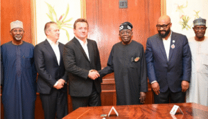 Nigeria-Brésil : un accord d’un milliard de dollars pour dynamiser l’agriculture et renforcer la coopération bilatérale Dominique MabikaPar Dominique Mabika25 juin, 2025 Agriculture Partager Le Nigeria et le Brésil ont signé, ce mardi 24 juin, un accord d’un milliard de dollars destiné à renforcer leur coopération dans plusieurs secteurs stratégiques, notamment l’agriculture, la sécurité alimentaire, l’énergie et la défense. L’annonce a été faite à l’ouverture du deuxième mécanisme de dialogue stratégique Nigeria-Brésil, à Abuja, par le vice-président nigérian, Kashim…... Ce partenariat stratégique vise à moderniser l’agriculture nigériane encore largement dominée par des pratiques de subsistance. « Nous mobilisons plus d’un milliard de dollars pour fournir des équipements agricoles mécanisés, former des agriculteurs et implanter des centres de services dans tout le pays », a indiqué M. Shettima sur le réseau social X. Le projet doit permettre d’améliorer la productivité et de réduire la dépendance du pays aux importations alimentaires, dans un contexte de forte croissance démographique. Avec une population dépassant les 220 millions d’habitants, le Nigeria cherche à renforcer sa sécurité alimentaire. Les contraintes foncières, liées à la propriété privée ou communautaire des terres, freinent les exploitations à grande échelle. En modernisant les pratiques agricoles, Abuja espère enclencher une transformation structurelle du secteur et créer des emplois. Le volet énergétique n’est pas en reste. Selon le vice-président Shettima, ce partenariat marque aussi un tournant dans la stratégie énergétique du pays : « Nous mettons en œuvre des réformes attendues de longue date pour attirer des investissements dans le gaz, le raffinage et les énergies renouvelables. » La visite de M. Alckmin à Abuja témoigne du renforcement des relations sud-sud entre deux grandes économies émergentes aux ambitions convergentes. Le Brésil apporte ici son expertise dans l’agriculture mécanisée, tandis que le Nigeria voit dans cette coopération un levier pour soutenir son objectif de devenir une économie de 1 000 milliards de dollars d’ici 2030, grâce à des réformes dans l’agriculture, l’éducation, l’énergie et la finance.