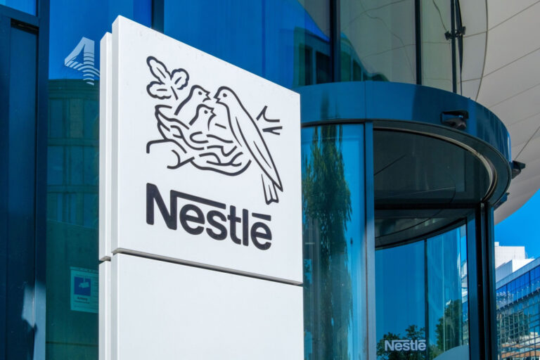 Agroalimentaire : Nestlé prévoit la suppression de 16 000 emplois à travers le monde d’ici 2027