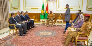 L’Égypte et le Burkina Faso affichent leur volonté de donner une nouvelle profondeur à leur coopération bilatérale, en misant sur un dialogue stratégique renforcé autour des investissements, de la sécurité et des échanges culturels. Cette dynamique s’est matérialisée le jeudi 8 janvier 2026 à l’occasion d’un entretien téléphonique entre le ministre égyptien des Affaires étrangères, Badr Abdelatty, et son homologue burkinabè, Karamoko Jean-Marie Traoré.