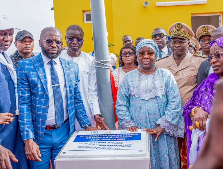 Sénégal : Thiès se dote d’un marché central au poisson de 2,2 milliards FCFA pour moderniser la filière halieutique Le Sénégal a franchi une nouvelle étape dans la modernisation de sa filière halieutique avec l’inauguration, le 24 janvier, du marché central au poisson de Thiès. D’un coût global de 2,22 milliards de francs CFA, soit environ 4 millions de dollars, cette infrastructure a été entièrement financée sur fonds propres par l’Agence nationale des affaires maritimes (ANAM), traduisant la volonté des autorités de structurer davantage la chaîne de valeur de la pêche artisanale. Selon un communiqué du ministère des Pêches et de l’Économie maritime publié le 26 janvier, le nouveau marché répond aux normes sanitaires et de conservation en vigueur et affiche une capacité de traitement annuelle de 8 000 tonnes de poissons. Il est équipé d’installations modernes de chaîne du froid, de stockage et de contrôle qualité, destinées à améliorer la traçabilité des produits halieutiques et à réduire les pertes post-capture, encore importantes dans le secteur. Pour le ministère, cette infrastructure constitue un levier stratégique. « Elle permettra de réduire significativement les pertes post-capture, de renforcer la chaîne du froid, d’améliorer la traçabilité des produits et de structurer durablement les circuits de commercialisation », souligne le communiqué. Le projet ambitionne également d’améliorer les conditions de travail et les revenus des acteurs de la filière — pêcheurs, mareyeurs, femmes transformatrices et transporteurs — tout en contribuant à la sécurité alimentaire et à la création de valeur ajoutée au niveau local. Au-delà de son impact immédiat, le marché central au poisson conforte la position de la région de Thiès comme un pôle majeur de l’industrie halieutique sénégalaise. D’après l’Agence nationale de la statistique et de la démographie (ANSD), Thiès s’impose depuis 2019 comme le principal centre de débarquement de la pêche artisanale, devant Ziguinchor, Dakar et Saint-Louis, concentrant près de 50 % des prises nationales. La valeur commerciale de la production halieutique traitée chaque année dans la région est estimée à plus de 80 milliards de francs CFA, soit environ 14,6 millions de dollars. Avec cette nouvelle infrastructure, les autorités entendent consolider ce leadership et renforcer la contribution du secteur halieutique à l’économie nationale.
