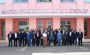 Expansion Bancaire : Coris Bank s’offre le leader du Cap-Vert Le paysage bancaire ouest-africain connaît un tournant majeur. Le Groupe Coris vient de finaliser l'acquisition de la Banco Comercial do Atlântico (BCA), propulsant ainsi le géant burkinabè au sommet de la finance cap-verdienne. Le dénouement est officiel. Après un processus compétitif rigoureux entamé en 2023, la banque publique portugaise, Caixa Geral de Depósitos (CGD), a cédé au Groupe Coris l’intégralité de sa participation, soit 59,81 % du capital de la BCA. Validée par le Conseil des Ministres du Portugal et la Banque Centrale du Cap-Vert (BCV), l'opération a été scellée ce jeudi 15 janvier à Praia. En prenant le contrôle de la première banque du pays, le groupe fondé par Idrissa Nassa marque une étape décisive dans sa stratégie d'expansion. L’objectif est clair : accompagner l’émergence économique du Cap-Vert en proposant des solutions adaptées aux acteurs locaux et, surtout, fluidifier les échanges commerciaux entre l’archipel et le continent. La BCA étant une institution historique cotée en bourse, Coris ne s'arrête pas à cette acquisition majoritaire. Conformément à la réglementation boursière, le groupe a lancé une Offre Publique d'Achat (OPA) afin de permettre aux actionnaires minoritaires de céder leurs titres s'ils le souhaitent. Dans sa note d’information, le Groupe Coris a tenu à saluer le soutien des gouvernements burkinabè et cap-verdien, ainsi que la diligence des régulateurs de la BCEAO et de la BCV dans ce dossier stratégique pour l'intégration financière régionale.