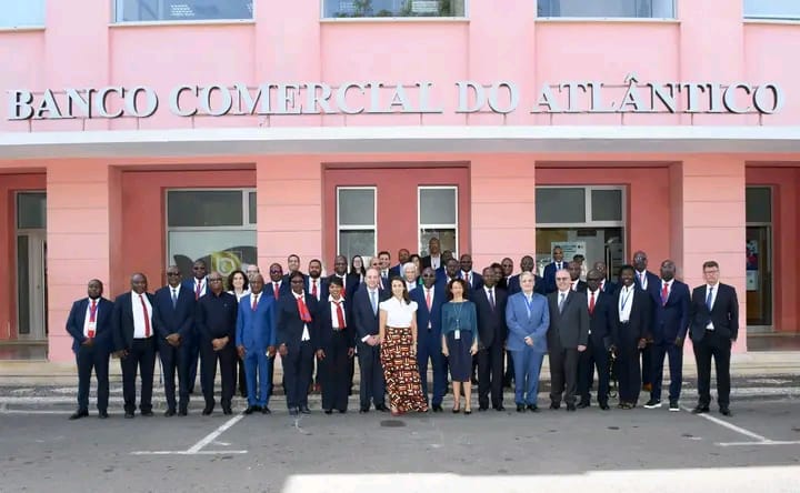 Expansion Bancaire : Coris Bank s’offre le leader du Cap-Vert Le paysage bancaire ouest-africain connaît un tournant majeur. Le Groupe Coris vient de finaliser l'acquisition de la Banco Comercial do Atlântico (BCA), propulsant ainsi le géant burkinabè au sommet de la finance cap-verdienne. Le dénouement est officiel. Après un processus compétitif rigoureux entamé en 2023, la banque publique portugaise, Caixa Geral de Depósitos (CGD), a cédé au Groupe Coris l’intégralité de sa participation, soit 59,81 % du capital de la BCA. Validée par le Conseil des Ministres du Portugal et la Banque Centrale du Cap-Vert (BCV), l'opération a été scellée ce jeudi 15 janvier à Praia. En prenant le contrôle de la première banque du pays, le groupe fondé par Idrissa Nassa marque une étape décisive dans sa stratégie d'expansion. L’objectif est clair : accompagner l’émergence économique du Cap-Vert en proposant des solutions adaptées aux acteurs locaux et, surtout, fluidifier les échanges commerciaux entre l’archipel et le continent. La BCA étant une institution historique cotée en bourse, Coris ne s'arrête pas à cette acquisition majoritaire. Conformément à la réglementation boursière, le groupe a lancé une Offre Publique d'Achat (OPA) afin de permettre aux actionnaires minoritaires de céder leurs titres s'ils le souhaitent. Dans sa note d’information, le Groupe Coris a tenu à saluer le soutien des gouvernements burkinabè et cap-verdien, ainsi que la diligence des régulateurs de la BCEAO et de la BCV dans ce dossier stratégique pour l'intégration financière régionale.