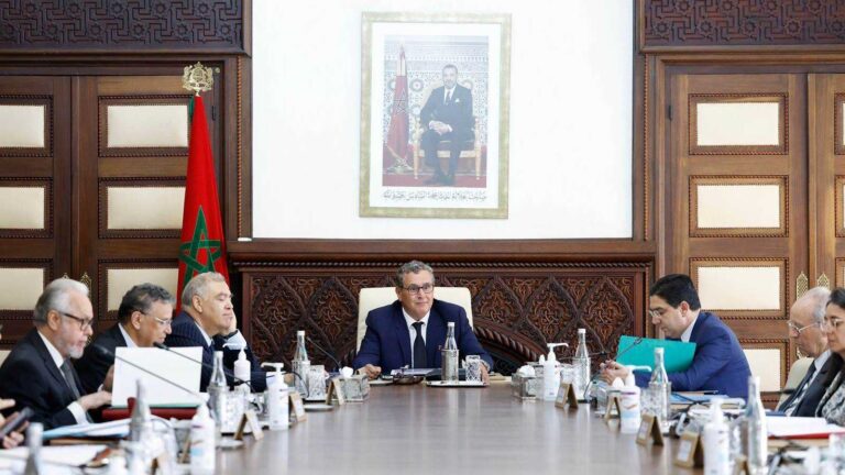 Information juridique : le Maroc instaure une rémunération pour le Centre de diffusion Le Conseil de gouvernement a approuvé, vendredi, un projet de décret visant à instituer une rémunération pour les services rendus par le Centre de diffusion de l’information juridique, structure relevant du ministère de la Justice. Le texte, référencé sous le numéro 2.25.1105, a été présenté par le ministre délégué chargé des Relations avec le Parlement, porte-parole du gouvernement, au nom du ministre de la Justice. Cette initiative s’inscrit dans la reconnaissance du rôle stratégique joué par le Centre dans la diffusion, la mise à jour et l’accessibilité de l’information juridique. Selon un communiqué du ministère délégué chargé des Relations avec le Parlement, le Centre assure des missions essentielles à travers la constitution de bases de données numériques, le développement de plateformes électroniques dédiées et la mise à disposition régulière et structurée des textes législatifs et organiques, ainsi que de divers documents juridiques. Le projet de décret vise ainsi à doter le Centre de ressources financières propres, en contrepartie des services qu’il fournit. Il définit précisément la nature des prestations susceptibles de faire l’objet d’une rémunération, tout en encadrant les modalités de leur facturation. À travers cette réforme, les autorités entendent renforcer la capacité opérationnelle du Centre et lui permettre de remplir pleinement ses missions au service de la justice, dans un contexte marqué par la digitalisation croissante de l’administration et la demande accrue d’accès fiable à l’information juridique. Cette mesure traduit également la volonté du gouvernement de consolider la modernisation du système judiciaire et d’améliorer la qualité des services offerts aux professionnels du droit comme aux citoyens.
