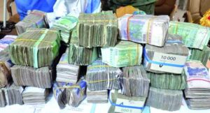 Marché régional : la Côte d’Ivoire capte 80 milliards FCFA avec une demande sursouscrite à 165% Dans le cadre du financement du budget 2026, le Trésor Public ivoirien a mobilisé, mardi 24 février 2026, un montant de 80 milliards FCFA sur le marché financier de l’UEMOA, à l’issue d’une émission d’obligations assimilables du Trésor (OAT) de maturités 3, 5 et 7 ans. L’opération, qui portait initialement sur une enveloppe de 80 milliards FCFA, a suscité un vif intérêt des investisseurs. Les soumissions globales ont atteint 131,900 milliards FCFA, soit un taux de couverture de 164,88% du montant mis en adjudication. Ce niveau de sursouscription traduit l’appétit soutenu du marché pour la signature ivoirienne, dans un contexte de normalisation progressive des conditions financières régionales. Au terme du processus d’adjudication, l’émetteur a retenu 80 milliards FCFA, correspondant au montant recherché, tandis que 43,900 milliards FCFA ont été rejetés. Le taux d’absorption ressort ainsi à 66,72%, confirmant une sélection rigoureuse des offres sur la base des conditions de rendement proposées. Les investisseurs retenus bénéficieront de rendements moyens pondérés de 6,89% sur la tranche à 3 ans, 7,31% sur celle à 5 ans et 6,90% sur la maturité à 7 ans. Ces niveaux traduisent une courbe relativement homogène, avec un pic sur le segment intermédiaire. S’agissant des modalités de remboursement, le Trésor ivoirien s’est engagé à amortir le capital au premier jour ouvré suivant les dates d’échéance fixées au 25 février 2029 pour les titres à 3 ans, au 25 février 2031 pour ceux à 5 ans et au 25 février 2033 pour les obligations à 7 ans. Le paiement des intérêts interviendra annuellement, à compter de la fin de la première année, sur la base de taux nominaux de 5,35% pour la maturité 3 ans, 5,60% pour celle de 5 ans et 5,85% pour la tranche à 7 ans. Avec cette levée conforme à l’objectif initial et largement couverte par la demande, la Côte d’Ivoire consolide sa stratégie de mobilisation de ressources sur le marché régional afin de soutenir l’exécution de son budget 2026.