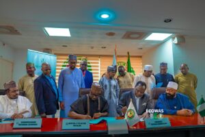 Électrification des infrastructures publiques du Niger : la CEDEAO et la REA unissent leurs forces La Commission de la CEDEAO et l’Agence nigériane d’électrification rurale (REA) ont officialisé, le 23 février 2026 à Abuja, la signature d’un protocole d’accord dans le cadre du programme pilote régional d’accès à l’électricité hors réseau (ROGEAP). L’objectif est clair : assurer une fourniture d’électricité stable et durable aux infrastructures publiques essentielles, notamment les centres de santé primaires et les établissements scolaires de l’État du Niger, dans la région centre-nord du Nigeria. Cette initiative s’inscrit dans une stratégie plus large d’extension de l’accès à l’énergie dans les zones rurales et mal desservies. Elle vise à améliorer la qualité des services sociaux de base et à soutenir un développement socio-économique plus inclusif, dans un contexte où le déficit énergétique demeure un frein majeur à la croissance régionale. Lors de la cérémonie, le président de la Commission de la CEDEAO, S.E. Dr Omar Alieu Touray, a rappelé que l’électricité constitue un levier fondamental du développement économique et social. Il a souligné que l’électrification rurale favorise la création d’emplois, renforce les capacités des services publics et contribue à la stabilité des territoires, particulièrement dans un État confronté à d’importants défis énergétiques. Le gouverneur exécutif de l’État du Niger, Umar Bago, a salué cette coopération stratégique, estimant qu’un approvisionnement électrique fiable est indispensable à la mise en œuvre des priorités de développement local. Il a également exprimé le souhait d’étendre la collaboration avec la CEDEAO à d’autres secteurs clés, notamment l’éducation et l’agriculture. De son côté, le président-directeur général de la REA, Abba Abubakar Aliyu, a mis en perspective l’ampleur des déficits énergétiques en Afrique subsaharienne et en Afrique de l’Ouest. Selon lui, ce partenariat représente une réponse structurée et opportune aux défis régionaux d’accès à l’électricité, en s’appuyant sur des solutions hors réseau adaptées aux réalités des zones rurales.