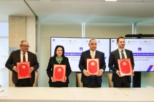 Maroc : AXA s’allie au gouvernement pour former aux métiers de la Data et de l’IA Le Maroc accélère sa transformation numérique. Le ministère de l’Industrie et du Commerce, le ministère de l’Enseignement supérieur, de la Recherche scientifique et de l’Innovation ainsi que le ministère de la Transition numérique et de la Réforme de l’Administration ont signé, le 16 février à Rabat, une convention de partenariat avec le groupe international AXA. L’accord vise à renforcer les compétences nationales dans les métiers de la Data, de l’intelligence artificielle et des technologies numériques. Le dispositif prévoit le déploiement de formations initiales et continues, la création de parcours en alternance et le soutien à des projets de recherche et développement liés à la digitalisation. Il ambitionne également d’anticiper les besoins en profils spécialisés en cybersécurité, cloud, DevOps ou testing, tout en améliorant l’adéquation entre formation et marché de l’emploi. Universités publiques et écoles relevant du ministère de l’Industrie seront mobilisées pour renforcer les passerelles avec le tissu économique, via stages et immersions professionnelles. Ce partenariat s’inscrit dans la stratégie nationale de transformation numérique à l’horizon 2030. Le pays vise la formation de 100 000 jeunes par an aux compétences numériques et la création de 240 000 emplois qualifiés d’ici la fin de la décennie.