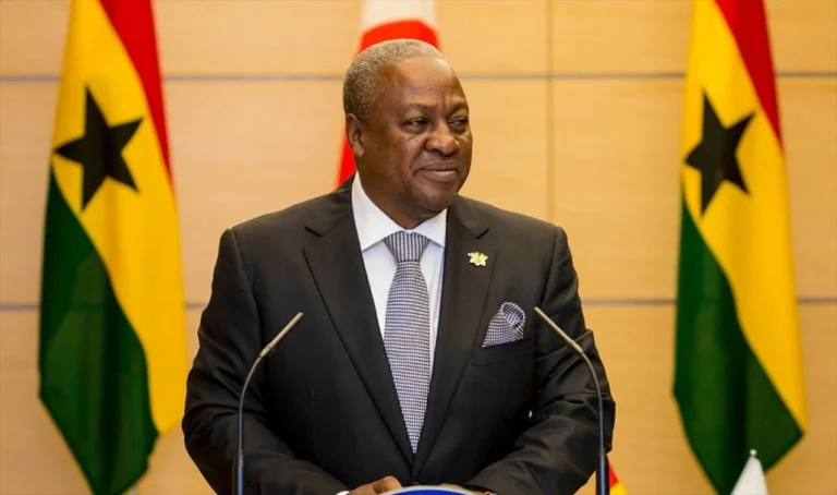 Dette : le Ghana verse 10 milliards de GH¢ Le Ghana a franchi une nouvelle étape dans sa restructuration budgétaire en versant 10 milliards de GH¢ (environ 909,1 millions de dollars) d’intérêts dans le cadre de son programme d’échange de dette intérieure (DDEP). Ce paiement marque le sixième règlement de coupon depuis le lancement du dispositif, alors que le pays s’efforce de stabiliser son économie après sa plus grave crise budgétaire depuis des décennies. Dans un communiqué publié mercredi, le ministère des Finances a souligné que ce règlement confirme l’engagement du gouvernement à honorer ses obligations révisées. Le service régulier de la dette restructurée vise à rassurer les investisseurs locaux et internationaux et à renforcer la crédibilité du processus de redressement économique. Contrairement à certains versements précédents intégrant des mécanismes non monétaires, ce coupon a été réglé intégralement en espèces. Les autorités y voient un indicateur d’amélioration de la résilience budgétaire et de la solvabilité de l’État, ainsi qu’un signe de stabilisation progressive des finances publiques après une période de fortes tensions macroéconomiques. Lancé en 2022, le DDEP s’inscrit dans une stratégie plus large de rétablissement de la viabilité de la dette. Le programme a impliqué un large éventail d’investisseurs nationaux, notamment des banques commerciales, des fonds de pension et des gestionnaires d’actifs fortement exposés aux titres publics.