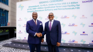 Transformation industrielle de l’Afrique : Dangote fait un pari à 100 milliards $ avec le soutien d’Afreximbank La Banque Africaine d’Import-Export (Afreximbank) a annoncé son appui stratégique au Groupe Dangote, qui ambitionne de porter son chiffre d’affaires à 100 milliards de dollars d’ici 2030. Un objectif audacieux qui s’inscrit dans une dynamique de transformation industrielle à grande échelle sur le continent africain. Le 31 mars 2026, la direction du groupe a présenté à Afreximbank sa feuille de route baptisée « Vision 2030 : Dynamiser le Groupe Dangote pour un succès à long terme ». Cette stratégie repose sur un programme d’expansion structuré en deux phases : 2025-2028 et 2028-2030. Elle prévoit une montée en puissance significative des capacités industrielles et une diversification accrue des investissements. Au cœur de cette ambition figure l’extension de la Dangote Petroleum Refinery, dont la capacité devrait passer de 650 000 à 1,4 million de barils par jour. Parallèlement, le groupe entend quadrupler sa production d’engrais, atteignant 12 millions de tonnes par an contre 3 millions actuellement, ce qui le positionnerait comme leader mondial de l’urée. Mais l’expansion ne s’arrête pas là. Le Groupe Dangote vise également une croissance accélérée dans des secteurs clés comme le ciment, le riz et l’agro-industrie. Il explore en outre de nouvelles opportunités dans les infrastructures – notamment les ports et pipelines –, le gaz, les mines, les centres de données et l’énergie, considérée comme un pilier fondamental de l’industrialisation africaine. Pour concrétiser cette vision, le groupe estime ses besoins à au moins 40 milliards de dollars d’investissements supplémentaires sur les cinq prochaines années. Un défi financier de taille, mais soutenu par un partenariat jugé stratégique avec Afreximbank. Le président-directeur général du groupe, Aliko Dangote, a salué ce partenariat qu’il qualifie de vision commune pour l’Afrique. Il a rappelé le rôle déterminant de la banque dans la réalisation de la raffinerie, soulignant que celle-ci avait cru au projet malgré les doutes initiaux. Pour lui, cette collaboration incarne une volonté partagée de renforcer les capacités locales, réduire la dépendance aux importations et impulser une croissance portée par les Africains eux-mêmes. De son côté, George Elombi, président de la banque et de son conseil d’administration, a insisté sur la convergence des objectifs entre les deux institutions. Il a évoqué la nécessité urgente de renforcer l’autonomie économique du continent face à un contexte mondial marqué par le protectionnisme et les fractures commerciales. Revenant sur les leçons de la pandémie de COVID-19, il a rappelé les difficultés rencontrées par l’Afrique pour accéder à des équipements essentiels, malgré la disponibilité de financements, en raison de capacités de production insuffisantes. Une situation qui, selon lui, illustre l’importance d’investir massivement dans l’industrialisation. Dans cette dynamique, Afreximbank s’est engagée à accompagner concrètement les ambitions du groupe. L’événement a d’ailleurs été marqué par la signature d’un accord portant sur une facilité de 2,5 milliards de dollars garantie par la banque, dans le cadre d’un prêt syndiqué global de 4 milliards de dollars en faveur de Dangote Petroleum Refinery and Petrochemicals. À travers ce partenariat renforcé, Afreximbank et le Groupe Dangote entendent poser les bases d’une transformation économique durable, capable de repositionner l’Afrique comme un acteur industriel majeur à l’échelle mondiale.