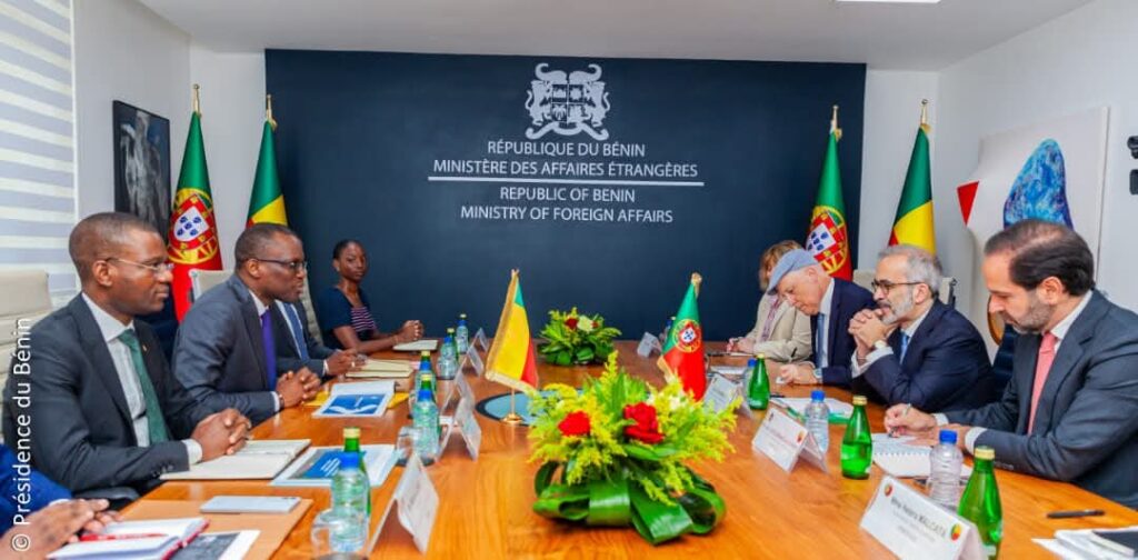 Coopération Bénin–Portugal : accords stratégiques et nouvelle dynamique Le Bénin et le Portugal franchissent un nouveau cap dans leurs relations diplomatiques. En visite officielle à Cotonou, le ministre d'État portugais des Affaires étrangères, Paulo Rangel, a été reçu le vendredi 24 avril 2026 par son homologue béninois, Olushegun Adjadi Bakari. Une rencontre marquée par la volonté commune de renforcer des liens historiques et d’ouvrir de nouvelles perspectives de coopération. Cette visite officielle a été sanctionnée par la signature de quatre accords et mémorandums d’entente couvrant des secteurs clés tels que l’économie, l’industrie et le tourisme. Parmi les avancées majeures figure un accord d’exemption réciproque de visas pour les détenteurs de passeports diplomatiques, ainsi qu’un autre portant sur les services aériens, visant à fluidifier les échanges entre les deux pays. Les deux chefs de la diplomatie ont également validé deux mémorandums d’entente. Le premier porte sur le renforcement des consultations politiques et diplomatiques, tandis que le second vise à dynamiser la coopération entre l’APIEx du Bénin et l’AICEP du Portugal, afin de stimuler les investissements et les échanges commerciaux. Saluant une étape importante dans les relations bilatérales entre Cotonou et Lisbonne, Paulo Rangel a insisté sur la portée symbolique de sa visite. Il a identifié plusieurs secteurs stratégiques prioritaires, notamment l’énergie, l’agriculture, l’industrie, le tourisme et la formation professionnelle. Le chef de la diplomatie portugaise a également mis en avant les valeurs communes partagées par les deux pays, telles que le respect du droit international, des droits humains et l’attachement au multilatéralisme, tout en saluant les progrès enregistrés par le Bénin. Il a, en outre, exprimé la volonté de son pays de faire du Bénin un partenaire stratégique dans une coopération élargie. De son côté, Olushegun Adjadi Bakari a salué une visite placée sous le signe de l’amitié et du respect mutuel. Il a rappelé la profondeur des liens historiques entre les deux nations, évoquant notamment des similitudes dans certains patronymes ainsi que des influences visibles dans l’architecture de villes comme Ouidah et Porto-Novo. Le ministre béninois a également insisté sur la volonté commune de faciliter la mobilité des personnes et d’attirer davantage d’investisseurs portugais. Les secteurs de la construction, de l’hôtellerie, du tourisme et de l’agro-transformation figurent parmi les domaines prioritaires identifiés pour renforcer ce partenariat économique en pleine expansion.