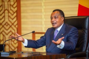 Marchés financiers internationaux : la RDC encaisse 1,25 milliard $ La République démocratique du Congo (RDC) a réussi une entrée remarquée sur les marchés financiers internationaux en réalisant sa toute première émission d’obligations en dollars, à des conditions jugées particulièrement favorables. Le pays a levé 1,25 milliard de dollars, tout en attirant une demande près de quatre fois supérieure au montant recherché, signe d’un fort intérêt des investisseurs. Premier producteur mondial de cobalt et deuxième producteur de cuivre, la RDC a su capitaliser sur ses atouts pour séduire les marchés. L’opération, menée le 9 avril 2026, a été orchestrée notamment par Rawbank, aux côtés de Citigroup et de Standard Chartered, agissant comme arrangeurs et coordinateurs globaux. Selon la banque congolaise, cette émission a généré près de 5 milliards de dollars de souscriptions. « L’objectif est clair : positionner et valoriser le crédit de la RDC sur les marchés internationaux, conformément aux attentes des investisseurs », a déclaré Mustafa Rawji, directeur général de Rawbank, saluant une opération qui ouvre la voie à de nouveaux financements, y compris pour des acteurs non souverains. Structurée en deux tranches — à 5 ans (échéance 2032) et 10 ans (échéance 2037) — l’émission affiche des rendements respectifs de 8,75 % et 9,50 %. Ces conditions traduisent une forte demande et une prime de risque jugée conforme aux standards des marchés émergents. Les obligations devraient être cotées à la London Stock Exchange. Fait marquant, la RDC a réussi à emprunter à des taux inférieurs à ceux de pays africains pourtant déjà bien établis sur les marchés. L’Angola, noté au même niveau de crédit, avait dû consentir un rendement de 9,5 % lors de son retour en juillet 2025. De son côté, la République du Congo avait levé des fonds à 9,875 % en novembre 2025, tandis que le Kenya avait payé jusqu’à 10,375 % pour une émission en 2024.