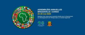 Assemblées annuelles de la BAD : 3 000 décideurs mobilisés pour repenser le financement du continent La Banque africaine de développement (BAD) a annoncé la tenue de ses Assemblées annuelles du 25 au 29 mai 2026 à Brazzaville, en République du Congo. Un rendez-vous stratégique qui réunira les principaux acteurs économiques et politiques autour des défis majeurs du développement africain. Placées sous le thème « Mobiliser des ressources à grande échelle pour le financement du développement de l’Afrique dans un monde fragmenté », ces assises s’inscrivent dans un contexte international marqué par la baisse de l’aide publique au développement. Face à cette réalité, la BAD appelle le continent à innover et à renforcer sa capacité à mobiliser ses propres ressources, notamment à travers la Nouvelle architecture financière africaine (NAFA) qu’elle promeut. Événement statutaire le plus important de l’institution, ces Assemblées verront la tenue de la 61e réunion du Conseil des gouverneurs de la Banque africaine de développement et de la 52e réunion du Conseil des gouverneurs du Fonds africain de développement. Ces rencontres constituent des moments clés pour définir les orientations stratégiques et financières du Groupe. Plus de 3 000 participants sont attendus dans la capitale congolaise. Chefs d’État et de gouvernement, ministres des Finances, gouverneurs de banques centrales des 81 pays membres, dirigeants d’institutions financières internationales, représentants de la société civile, du secteur privé, universitaires et experts prendront part à ces échanges de haut niveau. L’édition 2026 offrira l’opportunité aux actionnaires du Groupe de dresser le bilan des avancées réalisées au cours de l’année écoulée, tout en examinant la mise en œuvre des priorités stratégiques connues sous le nom des « Quatre Points cardinaux », qui structurent l’action de la Banque en faveur du développement durable du continent. Au-delà des réunions statutaires, ces Assemblées constitueront une plateforme d’échanges et de réflexion sur les grandes problématiques économiques africaines. Elles permettront notamment d’aborder les enjeux liés à la transformation économique, au financement des infrastructures, à la résilience climatique et à l’intégration régionale.