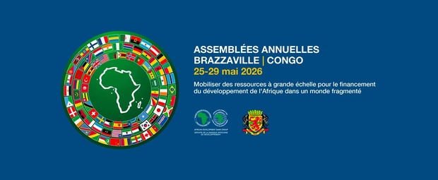 Assemblées annuelles de la BAD : 3 000 décideurs mobilisés pour repenser le financement du continent La Banque africaine de développement (BAD) a annoncé la tenue de ses Assemblées annuelles du 25 au 29 mai 2026 à Brazzaville, en République du Congo. Un rendez-vous stratégique qui réunira les principaux acteurs économiques et politiques autour des défis majeurs du développement africain. Placées sous le thème « Mobiliser des ressources à grande échelle pour le financement du développement de l’Afrique dans un monde fragmenté », ces assises s’inscrivent dans un contexte international marqué par la baisse de l’aide publique au développement. Face à cette réalité, la BAD appelle le continent à innover et à renforcer sa capacité à mobiliser ses propres ressources, notamment à travers la Nouvelle architecture financière africaine (NAFA) qu’elle promeut. Événement statutaire le plus important de l’institution, ces Assemblées verront la tenue de la 61e réunion du Conseil des gouverneurs de la Banque africaine de développement et de la 52e réunion du Conseil des gouverneurs du Fonds africain de développement. Ces rencontres constituent des moments clés pour définir les orientations stratégiques et financières du Groupe. Plus de 3 000 participants sont attendus dans la capitale congolaise. Chefs d’État et de gouvernement, ministres des Finances, gouverneurs de banques centrales des 81 pays membres, dirigeants d’institutions financières internationales, représentants de la société civile, du secteur privé, universitaires et experts prendront part à ces échanges de haut niveau. L’édition 2026 offrira l’opportunité aux actionnaires du Groupe de dresser le bilan des avancées réalisées au cours de l’année écoulée, tout en examinant la mise en œuvre des priorités stratégiques connues sous le nom des « Quatre Points cardinaux », qui structurent l’action de la Banque en faveur du développement durable du continent. Au-delà des réunions statutaires, ces Assemblées constitueront une plateforme d’échanges et de réflexion sur les grandes problématiques économiques africaines. Elles permettront notamment d’aborder les enjeux liés à la transformation économique, au financement des infrastructures, à la résilience climatique et à l’intégration régionale.