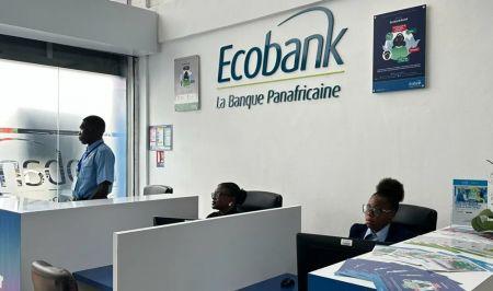 Ecobank : 500 millions $ pour sécuriser ses fonds propres Ecobank Transnational Incorporated s’apprête à franchir une nouvelle étape sur les marchés financiers en lançant une émission de dette subordonnée de 500 millions de dollars. L’objectif est clair : refinancer une partie de son bilan avant l’échéance réglementaire de juin 2026 et préserver ses ratios de solvabilité dans un environnement prudentiel exigeant. Basé à Lomé, le groupe bancaire entend mobiliser ces ressources pour exercer une option d’achat sur près de 350 millions de dollars d’obligations Tier 2 arrivant à maturité. Conformément aux exigences de Bâle III, la valeur réglementaire de ces instruments s’amenuise à mesure qu’ils approchent de leur échéance, ce qui pèse mécaniquement sur les fonds propres. Sans refinancement, Ecobank pourrait voir son ratio de solvabilité – actuellement estimé à 16,7 % – reculer d’environ 200 points de base. La validation de cette opération stratégique sera soumise aux actionnaires lors d’une assemblée prévue le 7 mai. Elle s’inscrit dans une logique d’anticipation visant à maintenir la solidité financière du groupe, malgré des performances globalement robustes. En 2025, Ecobank a dégagé un bénéfice avant impôt de 801 millions de dollars et affiché un rendement des capitaux propres tangibles de 28 %, confirmant la résilience de son modèle. Toutefois, certaines fragilités subsistent, notamment au Nigeria, où la filiale du groupe a accusé une perte de 31 millions de dollars. La dégradation de la qualité des actifs y est notable, avec un taux de prêts non performants dépassant 40 %. Cette situation a contraint la banque à intensifier ses efforts de recapitalisation, tout en limitant sa capacité à redéployer efficacement ses capitaux vers d’autres marchés, en particulier en Afrique de l’Ouest francophone. Habituée des opérations sur les marchés de capitaux, Ecobank avait déjà levé 400 millions de dollars en 2024 via une euro-obligation assortie d’un coupon de 10,125 %, avant d’augmenter l’émission de 125 millions supplémentaires à un rendement de 9,375 %. En 2025, elle avait également mené une opération de gestion du passif portant sur environ 875 millions de dollars de dette. Avec cette nouvelle levée, le groupe confirme sa stratégie proactive de gestion bilancielle, dans un contexte où la discipline réglementaire et les risques pays imposent une vigilance accrue.