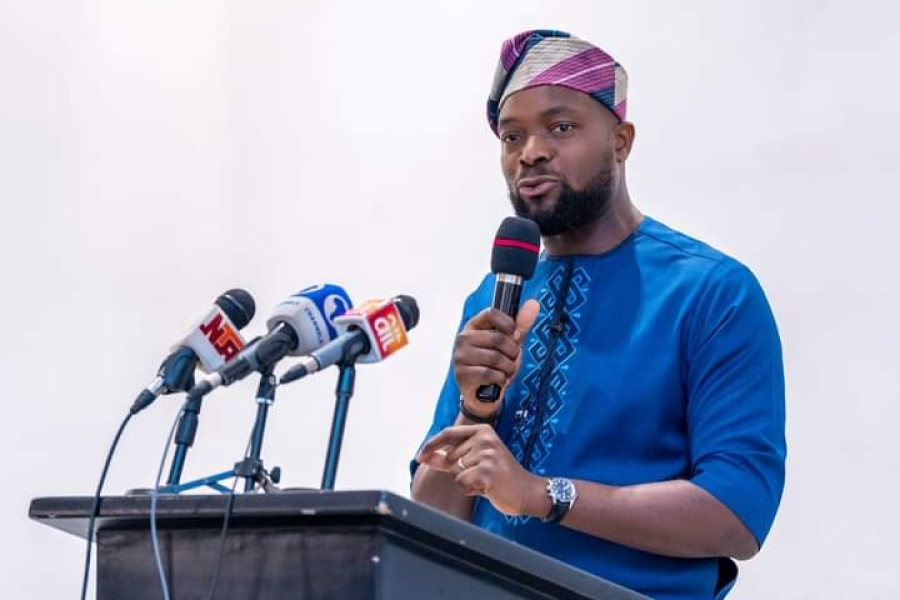 Nigeria : un fonds de 500 millions $ par an pour accélérer la recherche et l’innovation Le gouvernement nigérian a approuvé la création du « National Research and Innovation Development Fund » (NRIDF), un fonds national destiné à structurer et renforcer durablement la recherche scientifique, l’innovation et la technologie. Selon un communiqué de la présidence publié le samedi 9 mai 2026, ce dispositif pourra mobiliser jusqu’à 500 millions de dollars par an. Conçu pour corriger les fragilités structurelles du système de recherche, le NRIDF vise à améliorer la coordination entre universités, instituts scientifiques, secteur privé et pouvoirs publics. L’objectif est de bâtir un cadre intégré capable de stimuler l’innovation, renforcer la compétitivité et soutenir la diversification de l’économie nigériane vers une économie de la connaissance. Le fonds financera notamment des programmes de recherche compétitifs, le développement d’infrastructures d’innovation, la valorisation commerciale des découvertes scientifiques ainsi que la formation du capital humain dans les secteurs stratégiques de la science et de la technologie. Placée sous la tutelle du ministère fédéral de l’Innovation, de la Science et de la Technologie, cette initiative sera supervisée par un Conseil national de la recherche et de l’innovation composé de 17 membres et présidé par le vice-président du pays. Cette réforme intervient dans un contexte de sous-investissement chronique. Selon une étude de Science Granting Councils Initiative (SGCI) publiée en 2025, le Nigeria consacre seulement 0,13 % de son PIB à la recherche et au développement, loin de la cible de 1 % fixée par l’Union africaine. Le secteur privé reste également marginal, avec environ 1 % des investissements. Face à ces limites, les experts recommandent un renforcement des financements publics et privés, la création de fonds spécialisés, l’amélioration du cadre de propriété intellectuelle et le développement de partenariats public-privé.