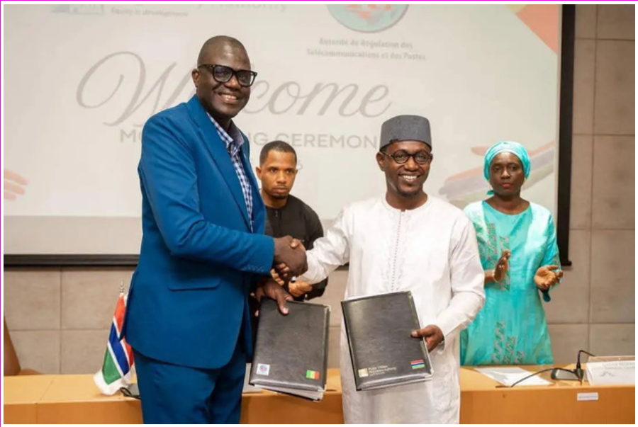 Sénégal–Gambie : un nouvel accord pour renforcer le free roaming et l’intégration numérique Le Sénégal et la Gambie franchissent une nouvelle étape dans leur coopération numérique. En mission officielle à Banjul, le directeur général de l’Autorité de régulation des télécommunications et des postes (ARTP), Dahirou Thiam, a rencontré les responsables de la Public Utilities Regulatory Authority (PURA) afin de consolider les acquis du free roaming entre les deux pays et de renforcer la coordination réglementaire dans le secteur des télécommunications. Les échanges ont porté principalement sur la gestion et la coordination des fréquences radioélectriques afin de prévenir les brouillages et les phénomènes de roaming non intentionnel dans les zones frontalières. Les deux institutions ont également examiné les ajustements nécessaires à la mise en œuvre progressive du dispositif de free roaming Sénégal–Gambie, en vigueur depuis décembre 2025. Selon l’ARTP, ce mécanisme permet aux voyageurs de recevoir gratuitement leurs appels lorsqu’ils se déplacent dans le pays voisin et d’émettre des communications au tarif local, sans changer de carte SIM, pendant une période de trente jours. Une mesure qui favorise la mobilité des populations et renforce l’intégration régionale. La mission s’est conclue par la signature d’un protocole d’accord de coopération entre l’ARTP et la PURA. Le texte couvre plusieurs domaines liés à la régulation des télécommunications et prévoit notamment un dispositif d’assistance technique mutuelle. Dans ce cadre, l’ARTP mettra à la disposition de son homologue gambien un expert sénégalais en régulation postale afin d’accompagner l’extension des compétences de la PURA à ce secteur. La cérémonie de signature a été présidée par Ismaila Ceesay, en présence de l’ambassadrice du Sénégal en Gambie ainsi que des représentants des opérateurs de télécommunications des deux pays. Les autorités soulignent que ce partenariat s’inscrit dans le prolongement de la récente visite d’État du président Bassirou Diomaye Faye en Gambie. Il traduit la volonté commune de Dakar et de Banjul d’accélérer l’intégration numérique, de renforcer la coopération technique et de faciliter davantage les communications entre les citoyens des deux pays.