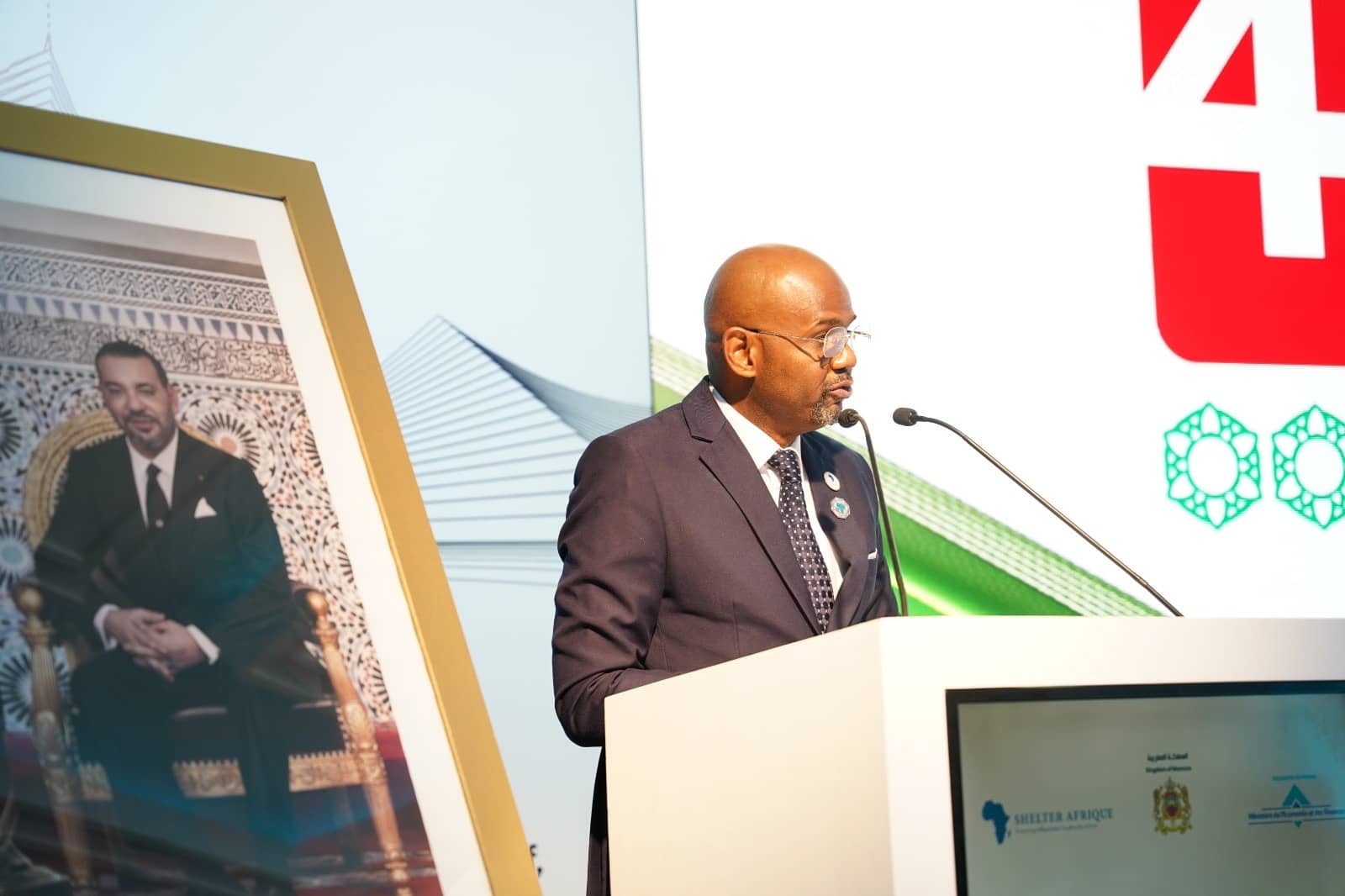 45e Assemblée générale de Shelter Afrique : Rabat au cœur des enjeux urbains africains La capitale marocaine accueille du 9 au 11 juin 2026 la 45e Assemblée générale annuelle de Shelter Afrique Development Bank, un rendez-vous majeur consacré à l’avenir des villes africaines. Placée sous le thème « L’avenir des villes : financer un développement urbain inclusif, vert et résilient », cette rencontre réunit à Rabat des responsables gouvernementaux, investisseurs, experts du logement, partenaires au développement et acteurs du secteur privé venus de tout le continent et d’ailleurs. Cette édition se veut une plateforme stratégique de réflexion et d’échanges sur les défis de l’urbanisation en Afrique, les mécanismes de financement innovants et les partenariats nécessaires pour bâtir des villes plus durables, inclusives et résilientes face aux changements climatiques.