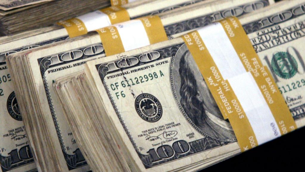 FMI : le Rwanda obtient un premier décaissement de 35,7 millions de dollars pour soutenir son économie Le Fonds monétaire international (FMI) a approuvé, le 8 juin 2026, un nouveau programme de financement en faveur du Rwanda dans le cadre de la Facilité élargie de crédit (FEC), ouvrant la voie à un premier décaissement immédiat de 35,7 millions de dollars. Cette enveloppe s’inscrit dans un programme global d’environ 250 millions de dollars étalé sur 38 mois. Ce nouvel appui financier intervient après l’accord préliminaire conclu en avril entre les autorités rwandaises et l’institution de Bretton Woods. Il vise à accompagner le pays face à un environnement international de plus en plus contraignant, marqué par le resserrement des conditions de financement et la multiplication des incertitudes géopolitiques. Le programme s’articule autour de trois axes majeurs : la consolidation de la stabilité macroéconomique, l’amélioration de la gestion des finances publiques et de la dette, ainsi que le renforcement du rôle du secteur privé dans la croissance économique. Il prévoit également une accélération des réformes destinées à améliorer la gouvernance et la performance des entreprises publiques. Selon le FMI, ce soutien permettra au Rwanda de préserver ses dépenses sociales et d’investissement tout en reconstituant progressivement ses marges budgétaires. L’objectif est également de maintenir la dynamique de croissance qui a caractérisé l’économie du pays ces dernières années. Cette assistance intervient alors que le Rwanda a enregistré une croissance économique de 9,4 % en 2025, soutenue notamment par les exportations de café et de minerais. Toutefois, la conjoncture internationale moins favorable, marquée par la flambée des prix du pétrole et des engrais dans le sillage de la crise au Moyen-Orient, pèse sur les perspectives. Le FMI anticipe ainsi un ralentissement de la croissance à 6,8 % en 2026, tandis que l’inflation a atteint 13,2 % en avril dernier. L’institution recommande un ajustement budgétaire progressif afin de ramener le déficit public, attendu à 5,7 % du PIB cette année, à 3 % d’ici 2029. Cette orientation vise à contenir les déséquilibres macroéconomiques et à préserver la soutenabilité de la dette publique, dont le ratio devrait culminer à 73,1 % du PIB en 2026. Pour Bo Li, la réussite du programme dépendra de la mise en œuvre effective des réformes structurelles. Il estime que l’amélioration de l’efficacité des investissements publics, le renforcement des cadres institutionnels et l’accélération de la réforme des entreprises publiques seront déterminants pour accroître la résilience de l’économie rwandaise et favoriser une croissance davantage portée par le secteur privé.