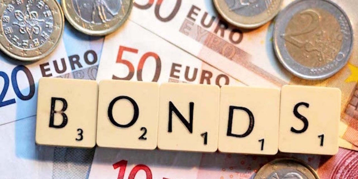 Éthiopie : un accord historique ouvre la voie à la restructuration de sa dette obligataire de 1 milliard de dollars L’Éthiopie a franchi une étape majeure dans la résolution de sa crise de la dette en parvenant à un accord préliminaire avec ses principaux détenteurs d’obligations internationales pour restructurer un emprunt d’un milliard de dollars en défaut de paiement. L’annonce a été faite le 29 juin par le ministère éthiopien des Finances. Cet accord est particulièrement scruté par les marchés financiers internationaux, car il constitue l’un des dossiers les plus emblématiques du Cadre commun du G20, mis en place pendant la pandémie de Covid-19 pour faciliter les restructurations de dette des pays en difficulté. Ce mécanisme a toutefois été confronté à de nombreuses lenteurs en raison de divergences entre créanciers publics, investisseurs privés et partenaires bilatéraux, notamment la Chine et les pays occidentaux. Selon les termes convenus, l’Éthiopie émettra une nouvelle obligation de 880 millions de dollars assortie d’un taux d’intérêt de 6,15 %, avec un remboursement échelonné jusqu’en 2029. Le pays s’est également engagé à verser 99,4 millions de dollars au titre des coupons impayés et d’une commission de consentement destinée aux créanciers. L’accord comprend également un mécanisme innovant sous la forme d’un « New Money Warrant », qui donnera aux détenteurs d’obligations la possibilité de souscrire à une future émission obligataire éthiopienne pouvant atteindre un milliard de dollars. Cette option sera indexée sur les conditions du marché et pourra être rachetée par l’État éthiopien, dans la limite de 90 millions de dollars. Pour Samir Gadio, ce dispositif a joué un rôle déterminant dans le rapprochement des positions entre les différentes parties. Selon lui, l’accord offre un compromis équilibré susceptible de satisfaire à la fois les créanciers et les autorités éthiopiennes. Le gouvernement a également indiqué que le Fonds monétaire international avait validé la structure de l’opération, estimant qu’elle restait compatible avec les objectifs de soutenabilité de la dette du pays. Les coprésidents du Comité officiel des créanciers, à savoir Chine et France, n’ont formulé aucune objection à ce stade. L’accord doit désormais être approuvé par l’ensemble des membres du comité des créanciers. S’il est définitivement validé, il permettra à l’Éthiopie de se rapprocher d’une sortie durable de sa crise de la dette et pourrait servir de référence pour d’autres restructurations menées dans le cadre du Cadre commun du G20.