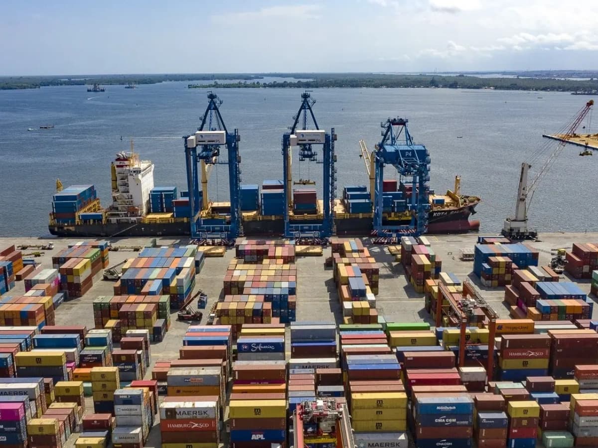 Transport : radiation de plusieurs navires au Cameroun Un communiqué du ministre des Transports, Jean Ernest Ngallé Bibéhé annonce que le gouvernement camerounais a annoncé la radiation de plusieurs navires ayant utilisé de manière frauduleuse le pavillon national. Le communiqué publié vendredi mentionne que la décision du gouvernement camerounais s’inscrit dans le cadre d’une opération d’assainissement du pavillon camerounais, fermement prescrite par le Premier ministre, chef du gouvernement. Selon les informations, des plusieurs navires opéraient en violation de la réglementation nationale et des conventions internationales, notamment par l'utilisation irrégulière du pavillon camerounais. A en croire le communiqué du ministre des Transports, les autorités nationales et internationales compétentes ont été saisies afin de mettre en œuvre les mesures nécessaires contre les navires concernés et les réseaux impliqués.