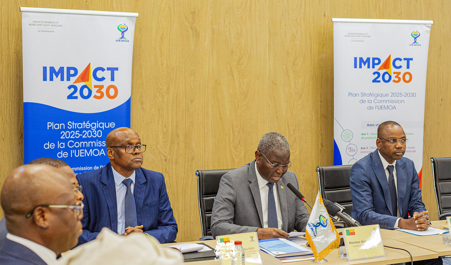 Réformes communautaires : le Bénin affiche 73 % de mise en œuvre et veut accélérer son intégration économique Le Bénin a enregistré un taux de réalisation de 73 % dans la mise en œuvre des réformes, politiques, programmes et projets communautaires de l’Union économique et monétaire ouest-africaine (UEMOA), à l’issue de la revue politique annuelle tenue jeudi 23 juillet 2026 au ministère de l’Économie et des Finances. Cette performance, jugée satisfaisante par la Commission de l’UEMOA, place le Bénin au-dessus du seuil de 70 % considéré par l’organisation comme la preuve d’efforts significatifs dans l’application des engagements communautaires. Au-delà de cet indicateur, l’enjeu est financier : l’effectivité des réformes conditionne la convergence économique, la fluidité du marché commun et la capacité des États membres à tirer pleinement profit de l’intégration régionale. La revue a réuni la délégation de la Commission de l’UEMOA ainsi que les représentants des ministères et structures sectorielles béninois concernés. Elle a porté sur 145 textes communautaires, évalués à travers une grille couvrant trois domaines prioritaires : la gouvernance économique et la convergence, le marché commun et les politiques sectorielles. Pour la Commission de l’UEMOA, l’exercice vise à mesurer concrètement le niveau de transposition et d’application des actes adoptés par le Conseil des ministres et la Conférence des chefs d’État et de gouvernement. L’objectif est également d’identifier les blocages qui ralentissent l’harmonisation des politiques économiques et réglementaires dans l’espace communautaire. « Le plus important pour nous aujourd'hui a été de constater les engagements très forts des autorités béninoises pour qu'à la prochaine revue, nous puissions enregistrer des avancées significatives dans les domaines où des efforts restent attendus », a déclaré le président de la Commission de l’UEMOA, Abdoulaye Diop. Le Bénin veut consolider ses acquis Pour le ministre de l’Économie et des Finances, chargé de la Coopération, Aristide Medenou, le taux de 73 % traduit l’engagement du Bénin en faveur de l’intégration régionale et du respect de ses obligations communautaires. Il a attribué cette performance à un mécanisme rigoureux de suivi des textes ainsi qu’à la mobilisation des différentes administrations impliquées dans leur mise en œuvre. La revue constitue également, selon le ministre, un outil de pilotage permettant de faire remonter les difficultés rencontrées dans certains secteurs, de confronter les expériences nationales et de définir avec la Commission des solutions pour accélérer la transposition des réformes restantes. Pour les économies de l’UEMOA, l’enjeu dépasse ainsi le simple respect des textes communautaires. L’application effective des réformes doit contribuer à renforcer la convergence des politiques économiques, à fluidifier les échanges, à améliorer l’environnement des affaires et à soutenir la circulation des capitaux et des investissements dans un marché régional intégré.